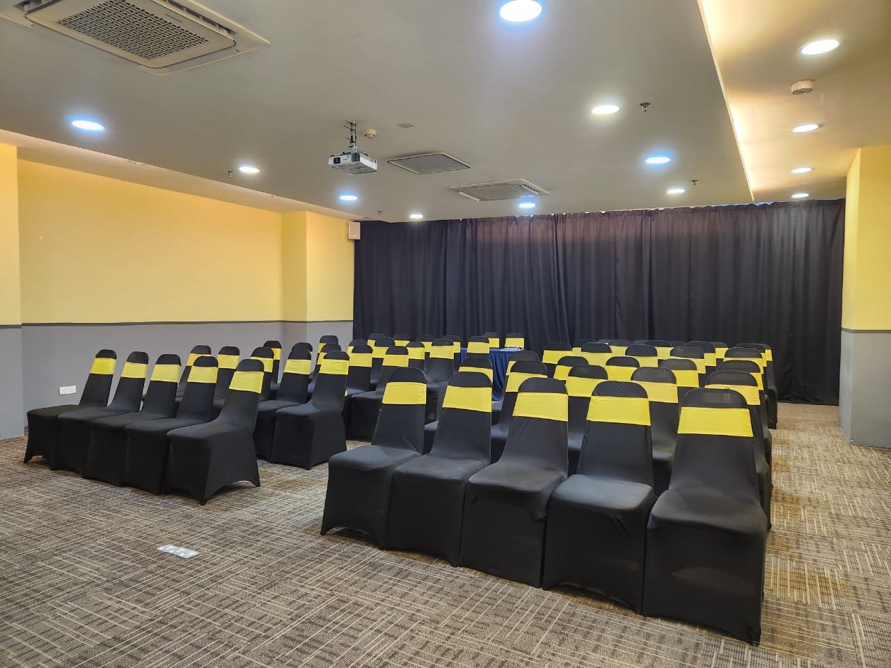 Corporate event venue with projector and seating – SVOFO seminar space PJ